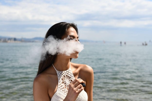 What are the advantages and disadvantages of disposable vapes?